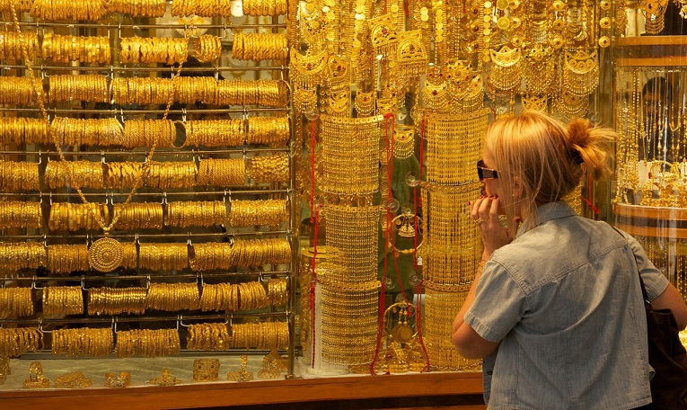 الذهب يرتفع.. والدولار إلى تراجع