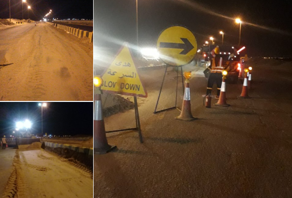 “الطرق”: إزالة الرمال المتراكمة من طريق الوفرة