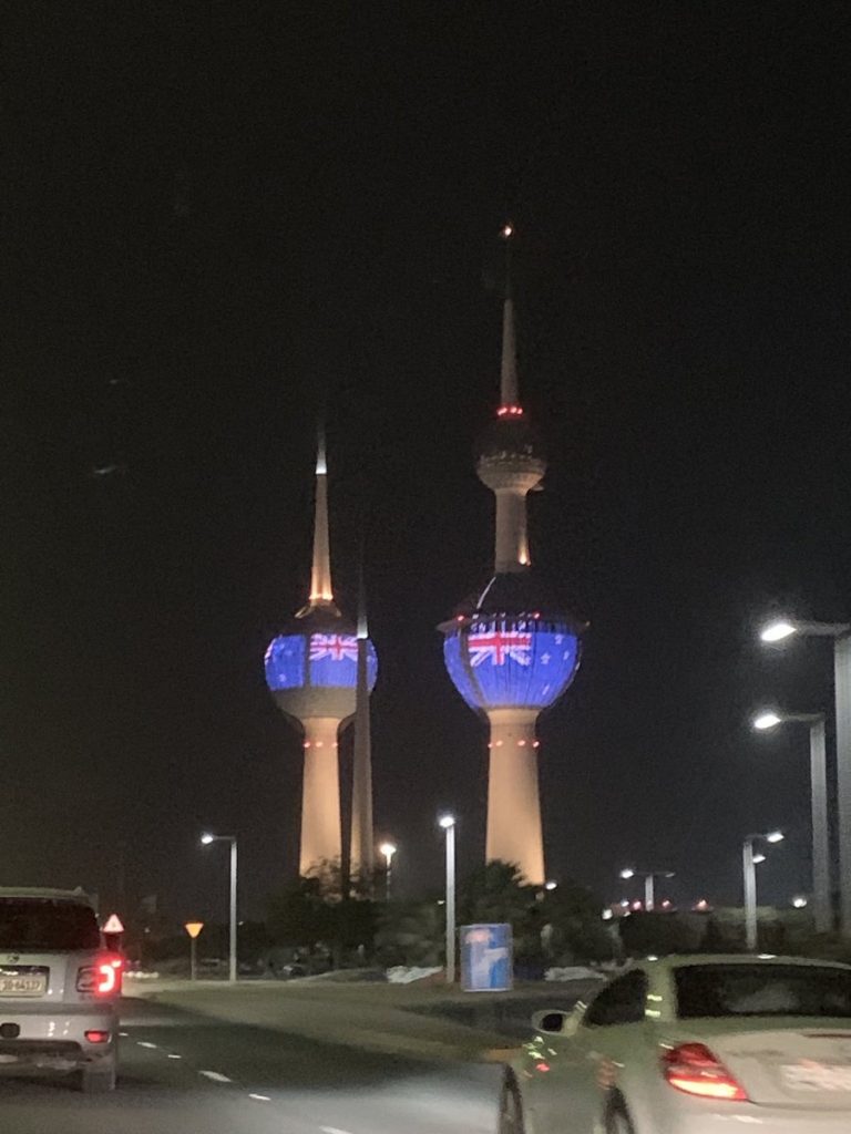 صورة| أبراج #الكويت تكتسي بعلم نيوزلندا حُزناً على شهداء الحادث الإرهابي