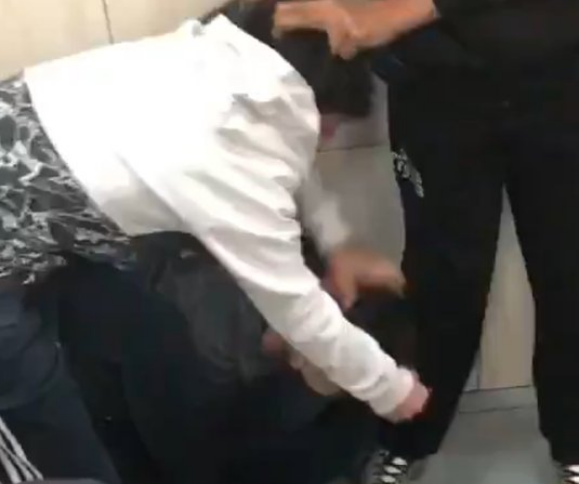 “التربية”: فيديو اعتداء طالب على زميله.. لم يقع في مدارس الكويت