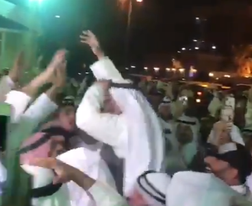 فيديو| #عبدالله_الكندري محمولاً على الأعناق قبل إعلان النتائج الرسمية لـ #الانتخابات_التكميلية