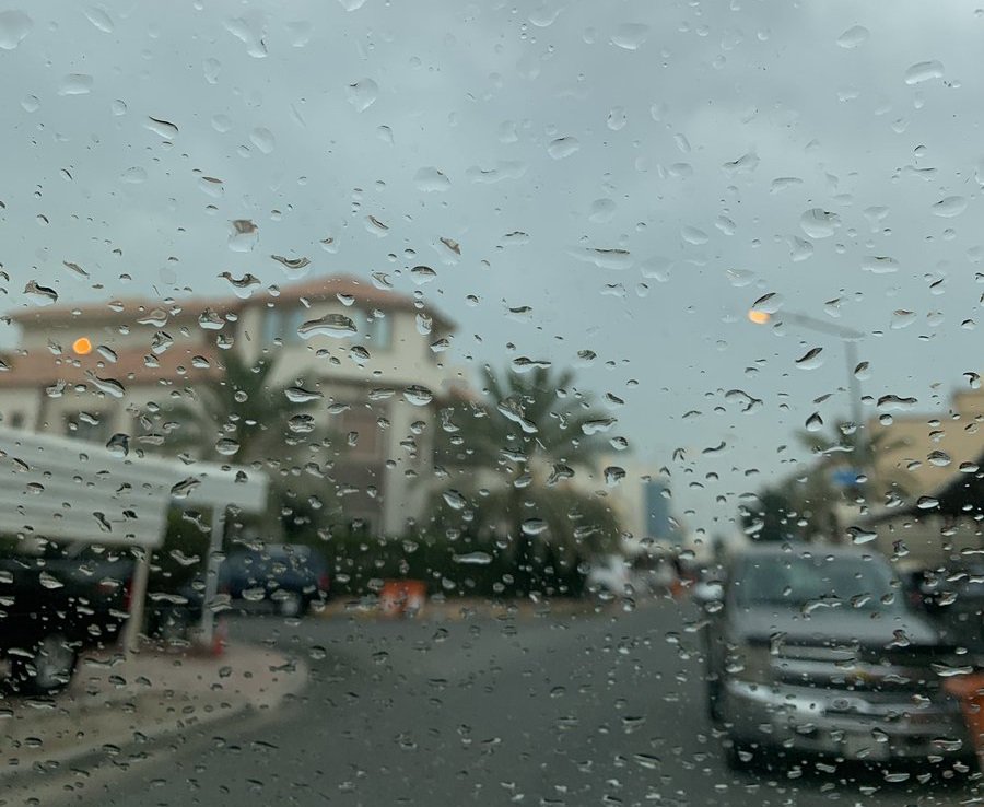 شاهد حالياً.. أمطار متفرقة على معظم مناطق البلاد