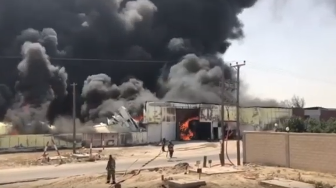 فيديو | حريق مستودعات في منطقة الصليبية