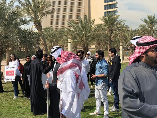 شاهد بالصور | المهندسون يعتصمون أمام مؤسسة البترول