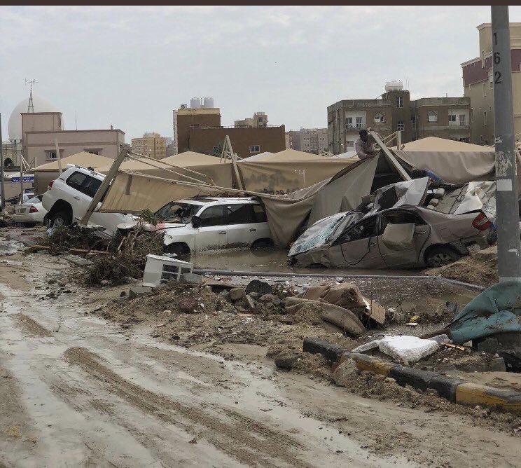 اعتصام عدد من المتضررين من الأمطار الغزيرة احتجاجاً على عدم صرف تعويضاتهم