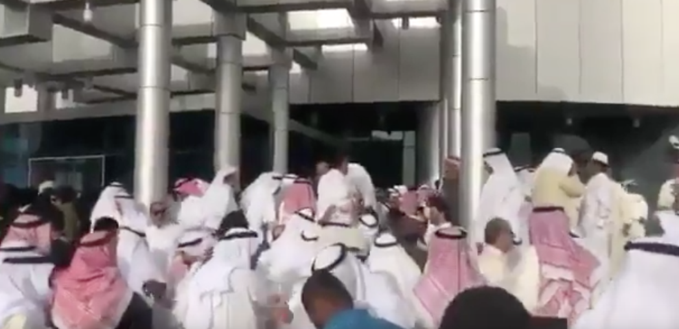 فيديو | ازدحام المواطنين على #التامينات_الاجتماعيه مستمر خلال الفترة المسائية