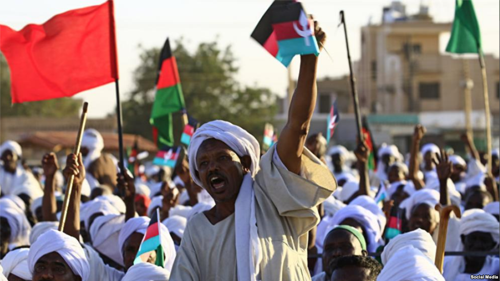 محتجون يتوجهون للخرطوم وسط أنباء تؤكد استجابة المجلس الانتقالي لتسليم السلطة