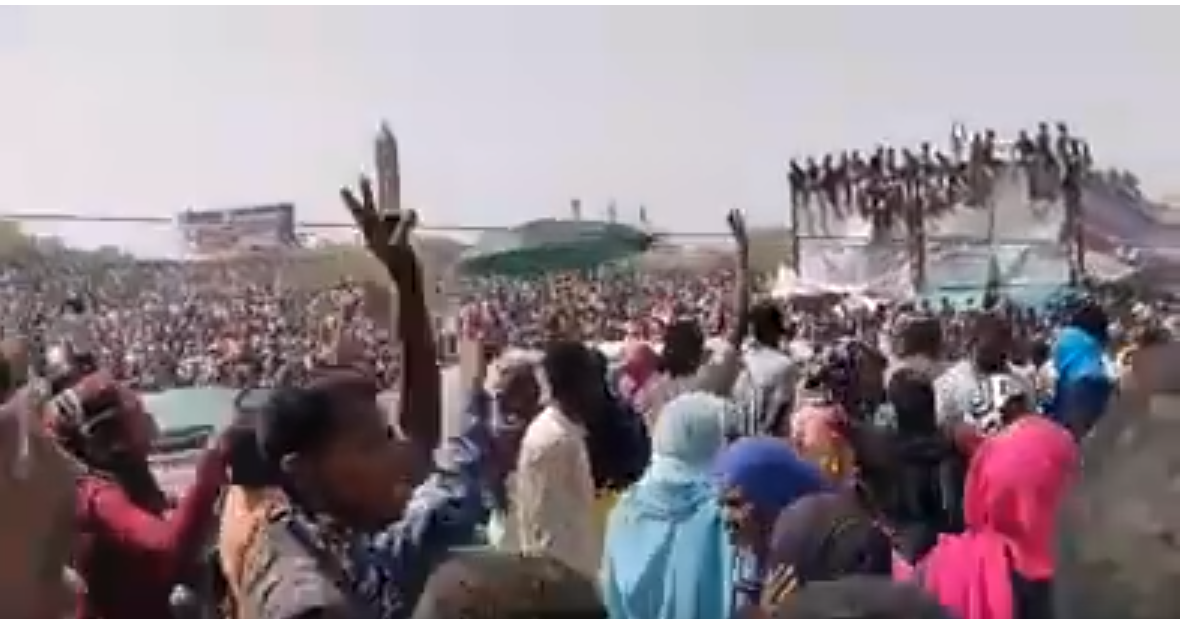 بالفيديو..احتجاج آلاف السودانيين ضد وزير الدفاع