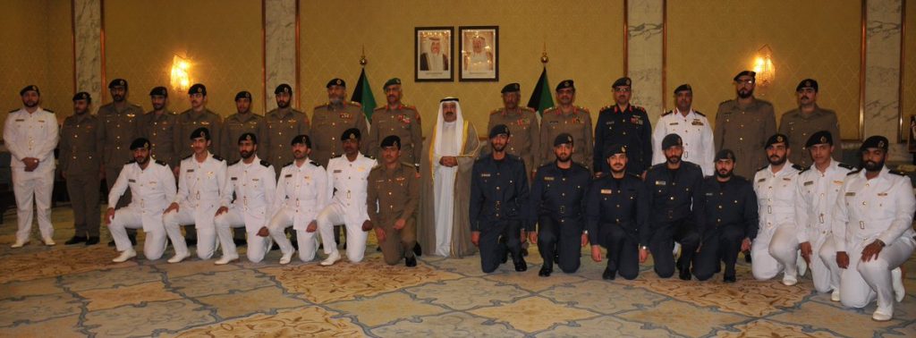 الشيخ ناصر الصباح يقلد كوكبة جديدة من الضباط رتبهم العسكرية