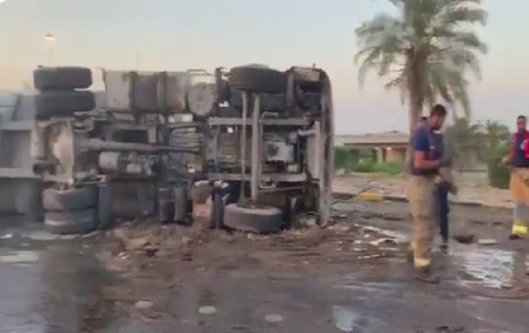 انقلاب صهريج مجاري على تقاطع طريق الملك فهد مع الدائري السابع وإصابة قائده
