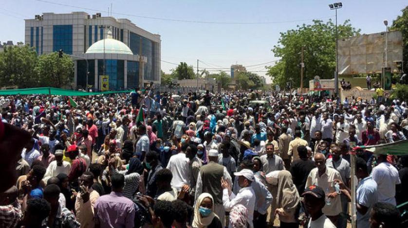 الجيش السوداني ينفذ عملية إخلاء للمتظاهرين من محيط وزارة الدفاع
