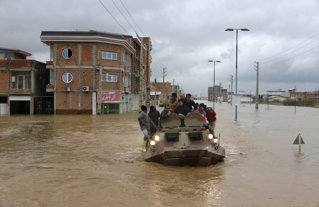 السلطات الإيرانية تخلي 70 قرية غنية بالنفط بسبب الفيضانات