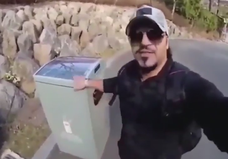 فيديو | مواطن يقارن #الكويت بـ “كوريا”: “سلة المهملات” في كوريا تحتوي على “واي فاي” وتشحن الموبايل