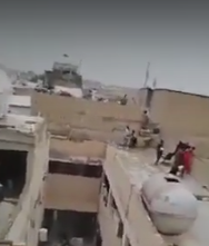 فيديو| حملة أمنية على الجليب ولحظة هروب المخالفين من فوق الأسطح