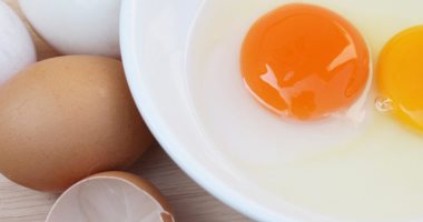 صفار البيض الداكن.. قيمته الغذائية أعلى من الفاتح !!