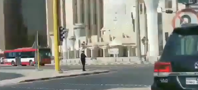 فيديو| تحت اشعة الشمس الحارة بنهار رمضان رجل مرور يسهل حركة المرور