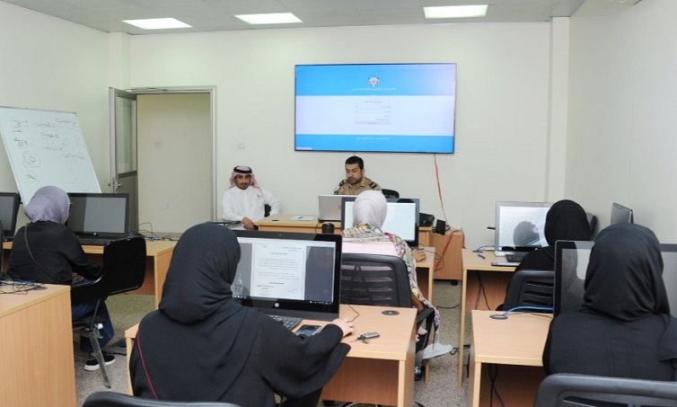 11 متدربًا يجتازون دورة التراسل الإلكتروني في المرور