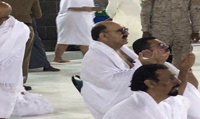 صورة | النائب الأول يؤدي مناسك العمرة
