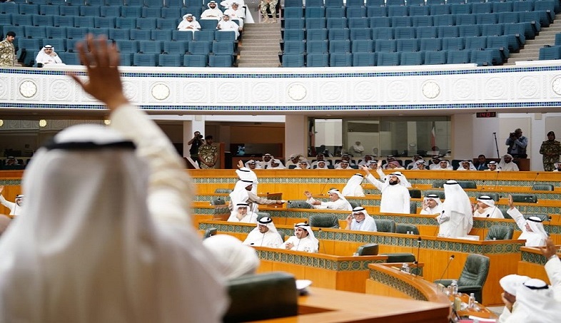 استدعاء رئيس الحكومة لمناقشة قانون البدون