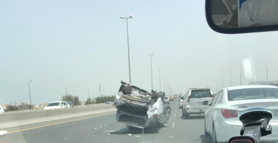 صورة | انقلاب مروع لمركبة على طريق الجهراء