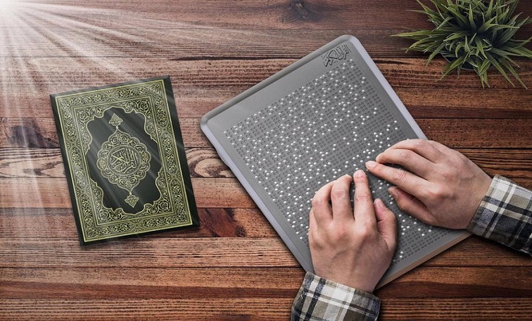 فريق سعودي يبتكر أول مصحف إلكتروني للمكفوفين في العالم