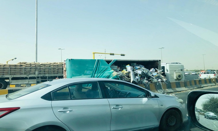 صورة | الطريق مغلق بين هدية وجابر العلي بسبب انقلاب شاحنة #صباح_الخير