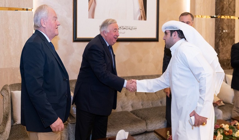 رئيس مجلس الشيوخ الفرنسي يغادر البلاد