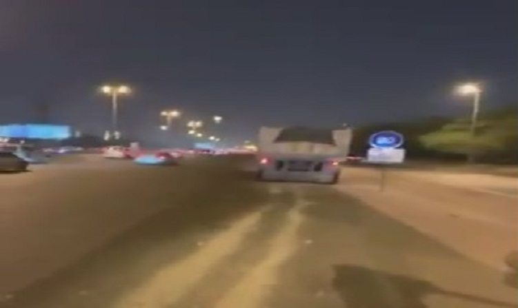 بالڤيديو | شاحنة تعرض المركبات للخطر على الدائري الخامس!؟