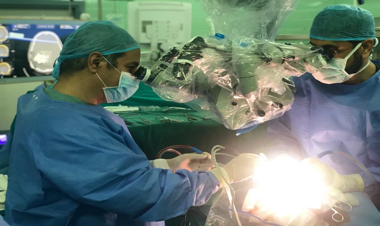 فريق كويتي يستخدم أحدث التقنيات لاستئصال ورم من مخ مواطنة