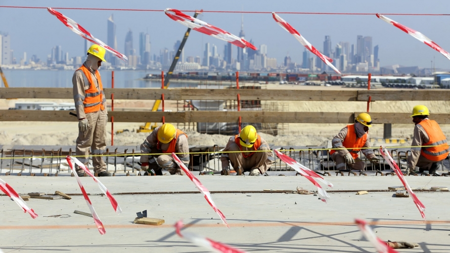 الاستغناء عن 5600 وافد خلال عامين