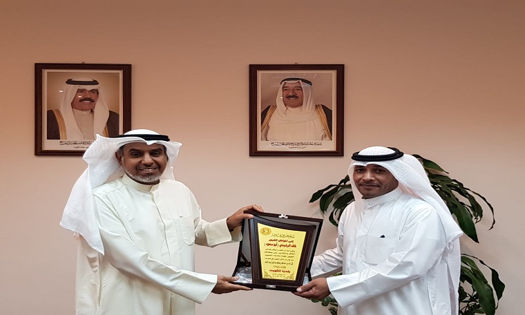 الداخلية والبلدية تكرمان المواطن الذي ساعد في القبض على سارقي مناهيل الصرف