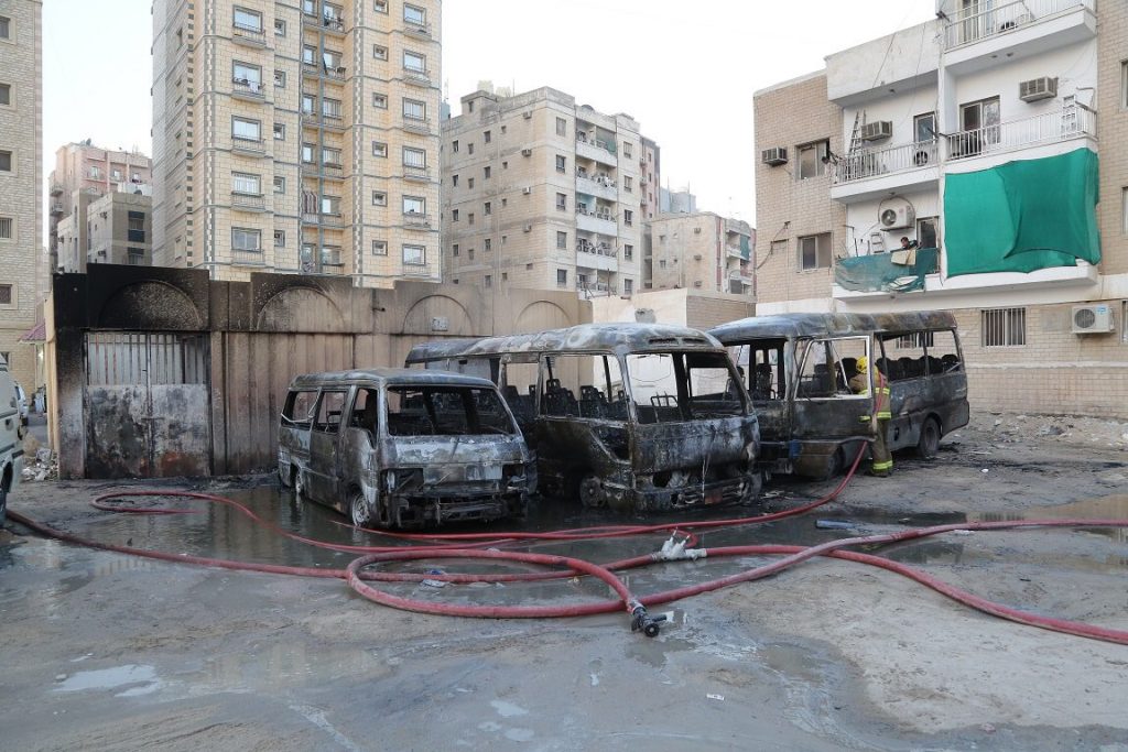إخماد حريق 3 حافلات لنقل الركاب بجوار محول للكهرباء في #الجليب
