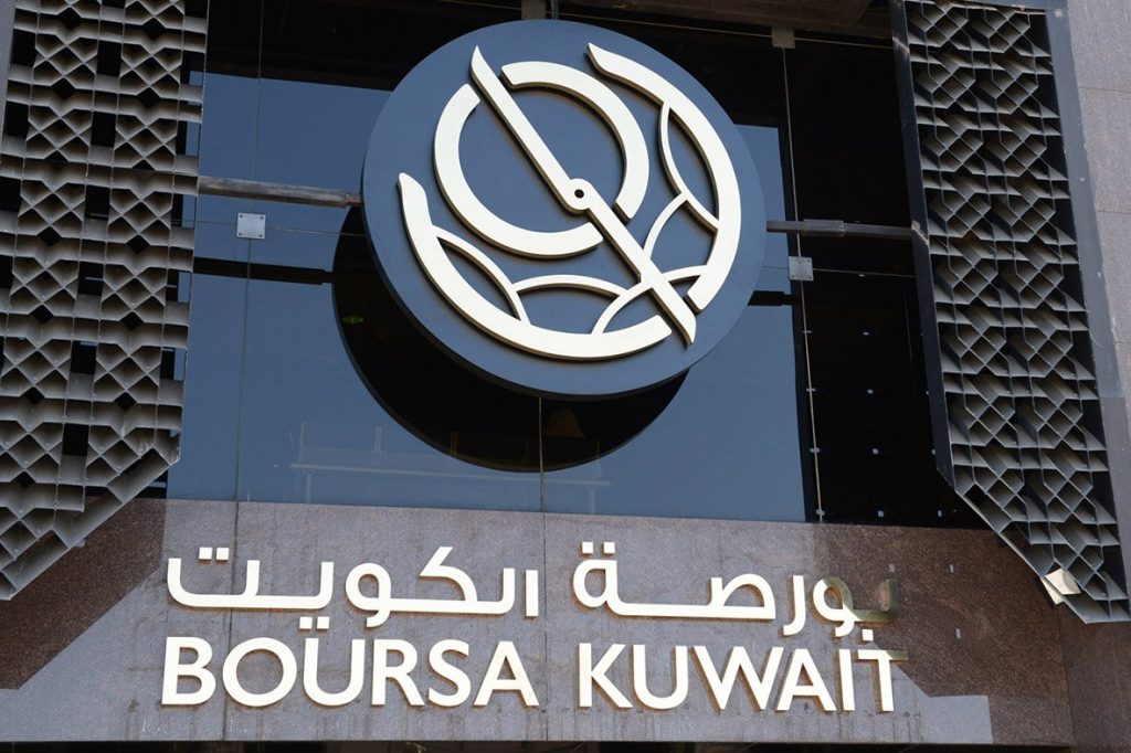 البورصة تقرع جرس جلسة التداولات احتفالا بترقيتها