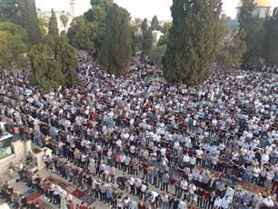 120 ألف فلسطيني أدوا صلاة عيد الفطر في المسجد الأقصى