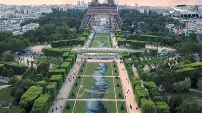 فرنسا.. لوحة فنية عملاقة لدعم المهاجرين في باريس
