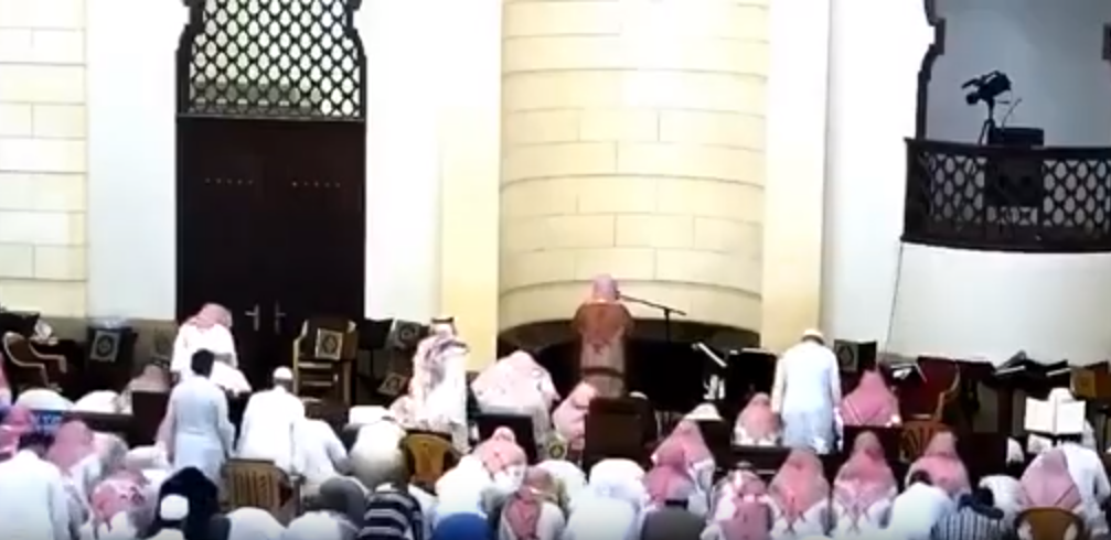 فيديو| موقف لا يتكرر كثيرا حدث في مسجد بالرياض