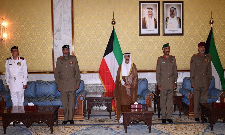 النائب الأول يقلد كوكبة من الضباط رتبهم الجديدة