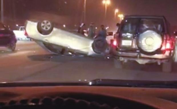 متهور يقود سيارة جيب تسبب في انقلاب سيارة مواطنة قبل دوار البدع …وهرب