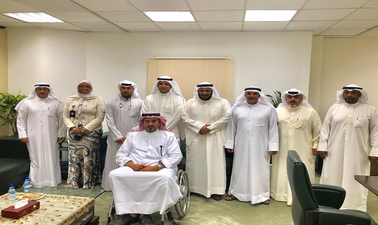 وزير الشؤون يعد بتوفير جمعية تعاونية في الخيران السكنية