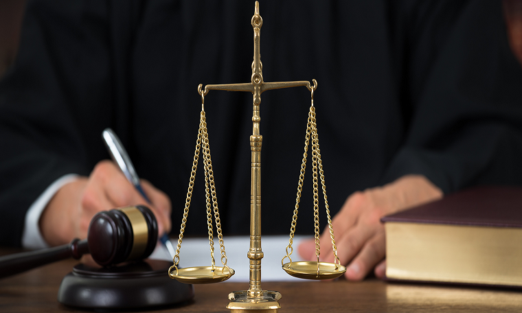 التشريعية تتراجع عن استبعاد خريجي الشريعة من مهنة المحاماة