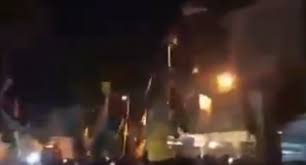 فيديو| متظاهرون يقتحمون مقر السفارة البحرينية في #بغداد ويرفعون علمي العراق وفلسطين