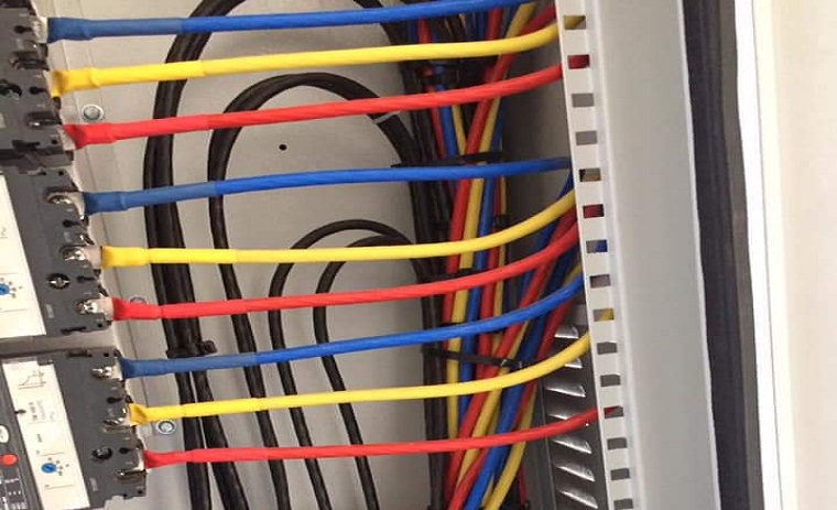 استياء من انقطاع الكهرباء المتكرر في عدد من المناطق.. دون رد من الوزارة