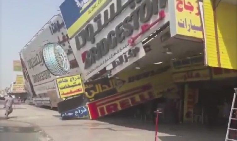 بالڤيديو | مواطن ينجو من الموت تحت إعلانات محلات في الشويخ بأعجوبة