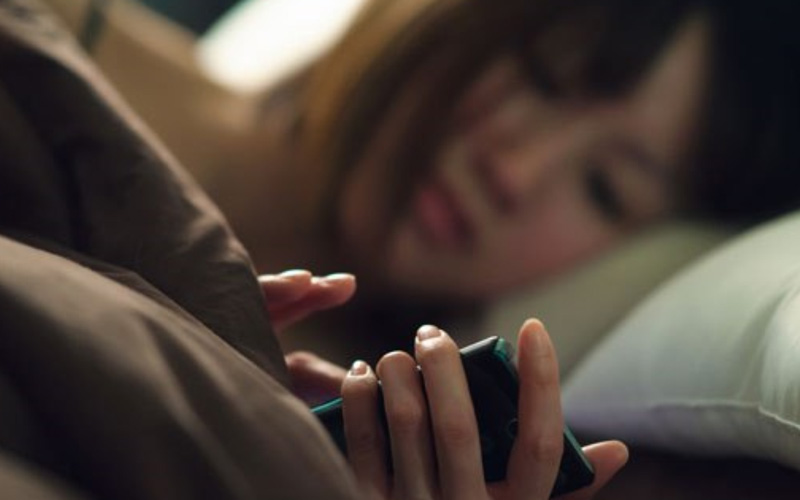 دراسة تحذر: استخدامك الهاتف قبل النوم.. يصيبك بأمراض خطيرة