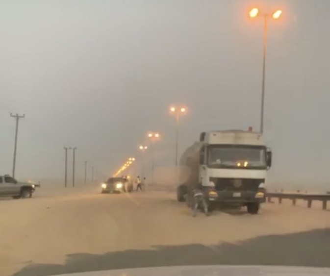 بالصور | سيارات عالقة على طريق الأرتال المدفون تحت الرمال