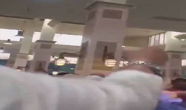 بالڤيديو | هوشة بين مواطن وموظف بالتجارة في سوق السمك