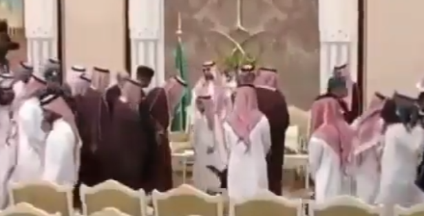 فيديو| خادم الحرمين يمازح حفيده “عسى ما كلفت عليك”
