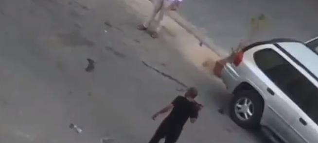 فيديو لوافد يهدد المارة بساطور في أحد شوارع حولي
