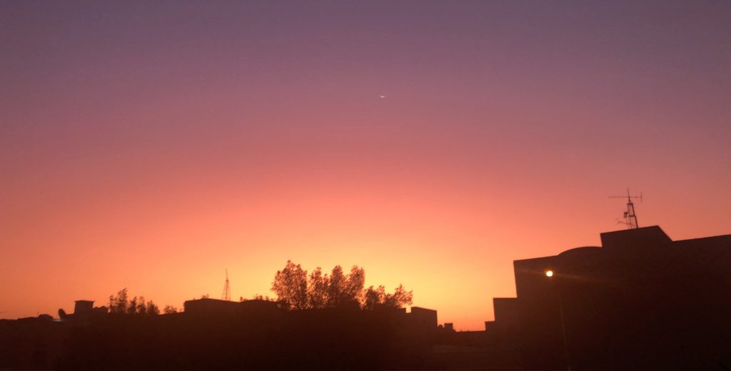 شاهد… ظاهرة غريبة في سماء #الكويت صباح اليوم.. والأسباب مجهولة