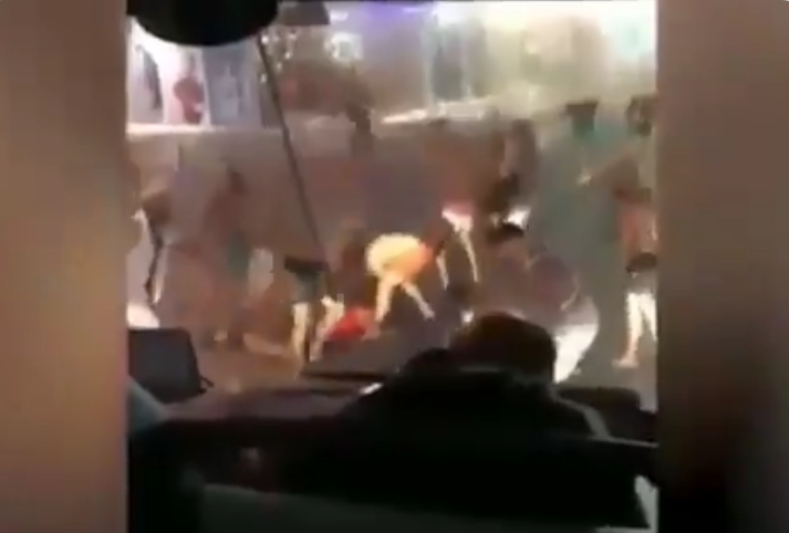 بالڤيديو…احتجاز كويتيين في قبرص بعدمشاجرة جماعية دامية مع سياح بريطانيين  #هوشة_قبرص